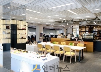‘컬처 뱅크(Culture Bank)’ 1호 방배서래지점 내부 모습.(출처: KEB하나은행)
