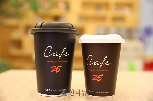 14일 GS리테일에 따르면 GS25에서 판매 중인 '카페25'의 판매 데이터를 분석한 결과, 지난 2015년 12월 첫 출시 이후 27개월(2018년 2월말까지) 만에 누적 판매량 1억 20만잔을 넘어섰다.