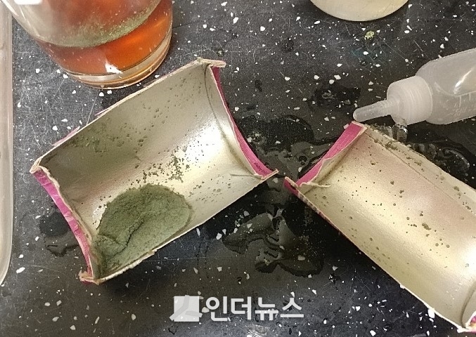 온라인 커뮤니티에 소비자가 올린 곰팡이 사진. (사진 출처 : 온라인 커뮤니티 갈무리)