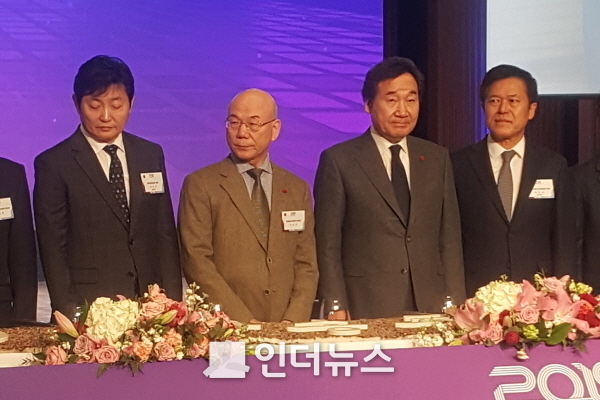 21일 ‘2019년 방송통신인 신년인사회’에 참석한 이낙연 국무총리(오른쪽 두번째)와 이효성 방송통신위원회 위원장.(왼쪽 두번째)