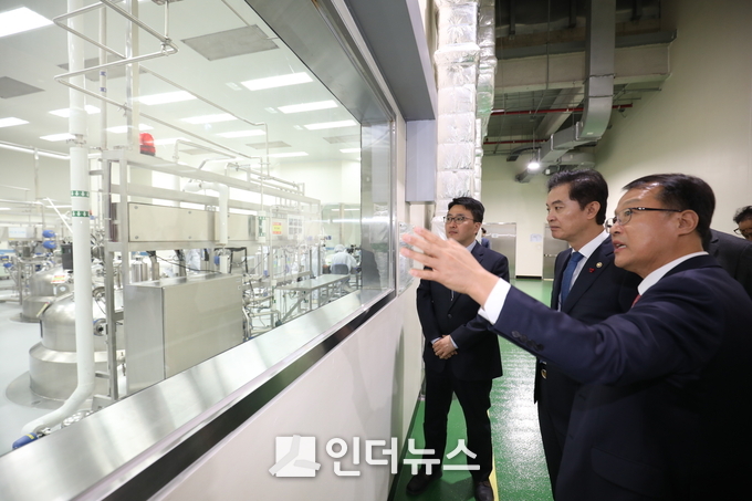 류영진 식약처장(가운데)과 기우성 셀트리온 부회장(오른쪽)이 셀트리온 바이오의약품 생산 현장을 둘러보고 있다. (사진제공 : 셀트리온)