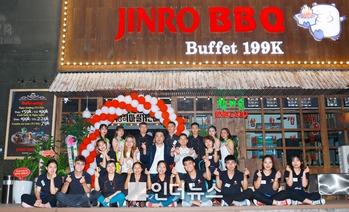 하이트진로가 수도 하노이 시내에 한국식당 프랜차이즈 ‘진로바베큐(Jinro BBQ)’ 1호점을 열었다. (Photo@하이트진로)