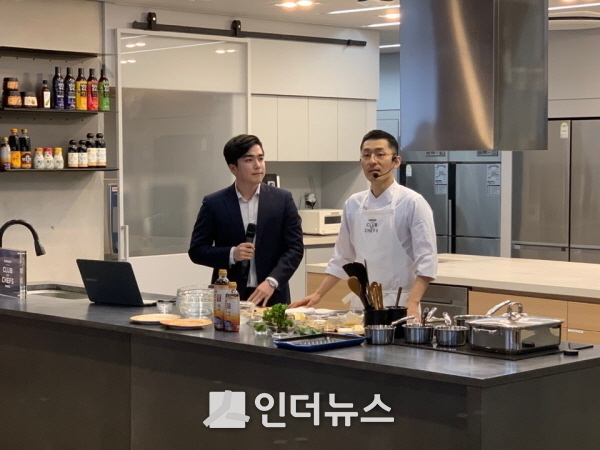 강민구 셰프(왼쪽)가 삼성전자 전기레인지 인덕션을 설명하고 있다. Photo ⓒ 인더뉴스 | 이진솔 기자