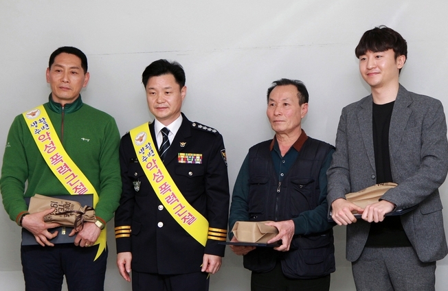 사기 피의자 검거에 결정적인 역할을 한 공로를 인정받아 GS25 석예담 담당자(맨 오른쪽)가 서울 양천경찰서에서 표창장을 받고 관계자들과 기념사진을 촬영하고 있다. Photo@ GS리테일
