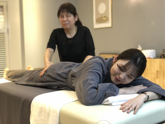 롯데백화점은 파트너사의 복지를 위해 마사지샵 ‘L Care 룸’을 잠실점에서 3월 20일(수) 오픈한다고 밝혔다. Photo@ 롯데백화점