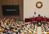 국회, 대통령 탄핵소추안 204표로 가결… 윤석열 직무정지
