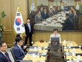 한은 기준금리 동결…“집값 오르고 가계부채 늘어”
