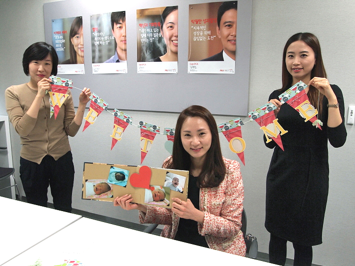 PCA생명의 PCA매직넘버 봉사단 회원들이 오는 5월 새로운 영, 유아 전용숙소의 완공을 앞두고 아이들을 위한 선물을 준비하고자 사진첩과 방 장식을 위한 깃발장식을 만들었다.
