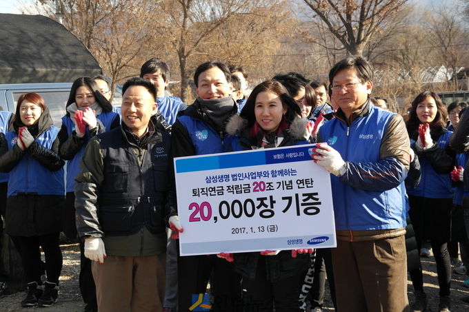 지난 13일에는 삼성생명 퇴직연금 관련 임직원 120여명이 경기도 과천시 꿀벌마을에서 연탄 2만장을 전달하는 ‘사랑의 연탄배달’ 봉사활동에 참여했다.