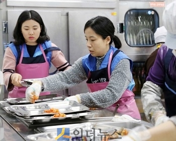 신한생명은 설 명절을 맞아 지난 14일, 서울 봉천동에 위치한 관악노인종합복지관에서 ‘떡국 나눔 봉사활동’을 진행했다. 봉사활동에 참여한 신한생명 직원이 배식을 하고 있는 모습.