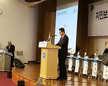 정책토론회에서 축사를 하고 있는 진웅섭 금감원장.