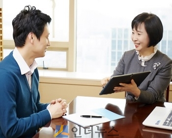 삼성화재 RC가 태블릿 PC를 이용해 고객과 상담하고 있다.