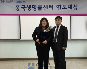 대상 수상자 정희숙 씨(왼쪽)와 박정준 센터장.