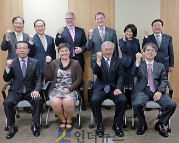 농협생명과 농협손보 경영진이 ICMIF(국제협동조합보험연합회) 의장단과 기념촬영을 하고 있다.