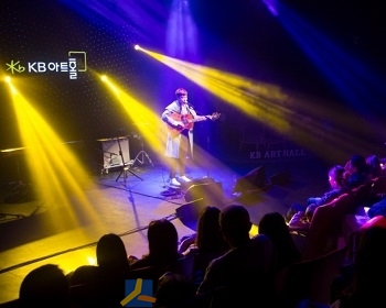 로이킴 씨가 ‘긍정의 힘’이라는 주제 아래 공연을 펼치고 있다.