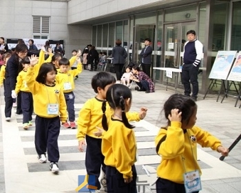 현대해상(대표이사 이철영·박찬종)은 초등학교 개학을 맞이해 서울시와 함께 ‘초등학교 통학거리별 맞춤형 안전프로그램’을 진행한다고 6일 밝혔다.