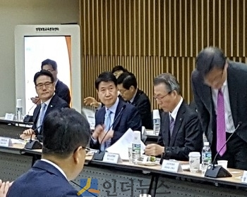 보험업계에 따르면 김창수 삼성생명 사장(왼쪽 두 번째)은 8일 오전 금융당국이 주최한 ‘보험권 국제회계기준 도입준비위원회’ 킥오프(Kick-off)회의에 공식 참석했다.