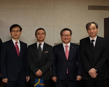 보험개발원(원장 성대규, 왼쪽 세 번째)은 일본 자동차보험기술연구소(JKC)의 나오토 츠카모토(Naoto Tsukamoto) 사장(왼쪽 두 번째)과 여의도 보험개발원 건물에서 간담회를 진행했다고14일 밝혔다.