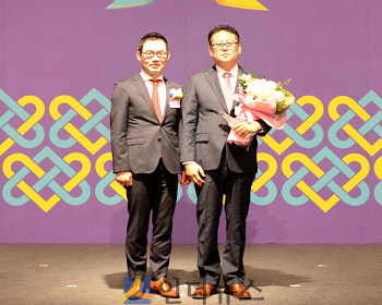 김현수 롯데손보 대표이사(왼쪽)와 판매왕을 차지한 지학현 대전지점 대표가 기념사진을 촬영하고 있다.