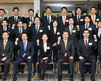 차남규 한화생명 사장(사진 왼쪽에서 네 번 째)이 2016년 신입사원들과 파이팅을 외치고 있다.