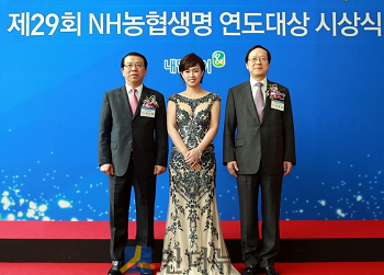 29회 농협생명 연도대상 시상식에서 대상을 수상한 성하선 과장(가운데)이 김용환 농협금융지주 회장(오른쪽)과 농협생명 서기봉 사장(왼쪽)과 함께 기념촬영을 하고 있다.