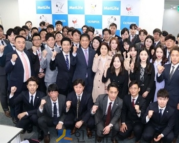 지난 10일 서울 강남구 테헤란로 메트라이프생명 서울4사업단 뉴올림포스 지점에서 현장방문 프로그램에 참여한 본사 직원과 재무설계사들이 함께 파이팅을 외치고 있다.