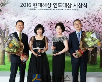 ‘2016 연도대상 시상식’에 참석한 이철영 대표이사 부회장(왼쪽 첫 번째), 설계사 대상 방미자 씨(왼쪽 두 번째), 대리점 대상 남상분 씨(왼쪽 세 번째), 박찬종 대표이사 사장(왼쪽 네 번째)이 기념사진을 촬영하고 있다.