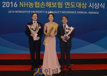 김용환 농협금융지주 회장(왼쪽)과 이윤배 농협손보 대표이사(오른쪽)가 대상 수상자인 일죽농협의 박현희 상무(가운데)와 함께 기념촬영을 하고 있다.