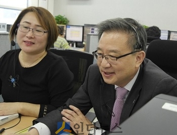 권오훈 하나생명 사장이 21일 대전 고객지원센터를 방문해 직접 손님의 민원에 응대하고 있다.