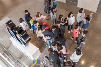 지난 22일 흥국생명빌딩에서 열린 문화체험 행사에서 그룹홈 아동들과 흥국생명 봉사단이 예술품 미션을 수행 중이다.