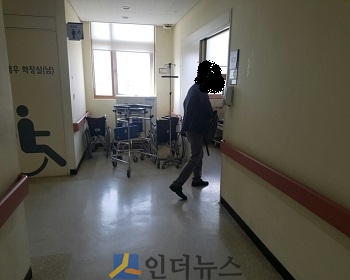 사고 피해자를 만나기 위해 병실로 들어가는 A씨.