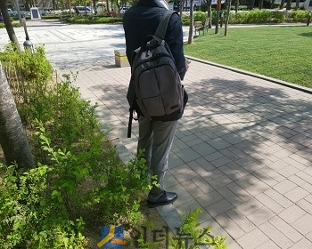 사고 피해자와 통화 중인 A씨.
