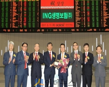 ING생명(대표이사 사장 정문국, 오른쪽 4번째)은 서울 한국거래소 홍보관에서 코스피(KOSPI) 시장 신규 상장 기념식을 진행했다고 11일 밝혔다.