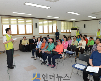 농협손보 헤아림봉사단이 마을 주민들에게 산불 대처요령 안내하고 화재보험 컨설팅을 진행하고 있다.