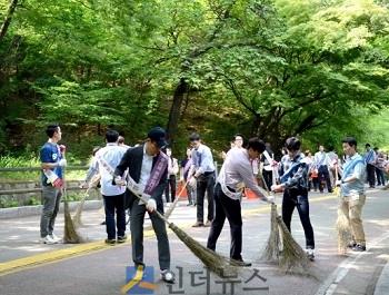롯데손보(대표이사 김현수)는 지난 18일 남산 백범공원 일대에서 샤롯데봉사단을 포함한 임직원 163명이 참여한 가운데 ‘남산공원 돌보미’ 사회공헌 활동을 진행했다고 19일 밝혔다.