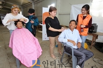 지난 24일 진행된 안산리마을 봉사활동에서, 마을 어르신들이 미용서비스에 만족하며 활짝 웃고 있다.