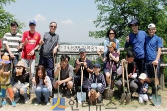 하나생명 임직원과 가족 20여명은 상암동 노을공원 내에 조성돼 있는 ‘하나생명 행복 숲’에 작년에 이어 올해에도 100여 그루의 나무를 심어 매년 숲을 넓혀가고 있다.