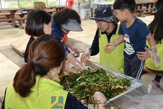 30일에 진행된 농촌체험활동에서, 한정수 상근감사위원(오른쪽에서 두 번째)과 헤아림 봉사단이 아이들과 함께 김장 담그기 체험을 하고 있다.