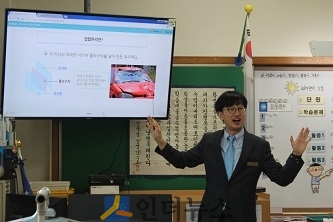 초등학교 교사가 교통 안전 콘텐츠를 활용해 아이들에게 안전 교육을 진행하고 있다.