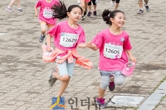현대해상(대표이사 이철영·박찬종)은 지난 10일 서울 상암동 월드컵공원에서 몸과 마음이 모두 건강한 청소년 육성을 위한 사회공헌 프로그램인 ‘소녀, 달리다-달리기 축제’ 행사를 개최했다고 12일 밝혔다.