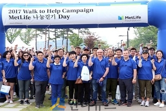 데미언 그린 메트라이프생명 사장과 임직원 및 재무설계사들이 지난 9일 남산둘레길을 걷고 난 뒤 기념사진을 촬영하고 있다.