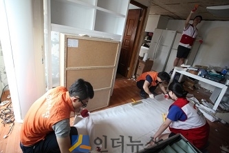 한화손해보험(대표이사 박윤식)은 지난 24일, 회사 소속 재난봉사단 21명이 부산 연제구청 내 10개 가구를 대상으로 집수리 봉사활동을 진행했다고 26일 밝혔다.