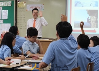ING생명 FC가 금융교실 수업을 진행하고 있다.