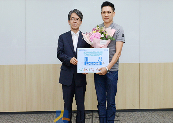 이윤배 대표이사(사진 왼쪽)가 브랜드송 공모전 상장과 상금 전달 후 대상 수상자인 윤승철씨와 기념촬영을 하고 있다.