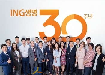 올해 창립 30주년과 성공적인 증시 상장(IPO)이라는 ‘겹경사’를 맞은 ING생명이 위상에 어울리는 사회적 책임을 다하기 위해 연간 순이익의 1% 가량을 출연, 운영하는 사회공헌재단을 설립한다고 17일 밝혔다.