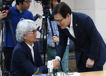 최종구 금융위원장(오른쪽)이 장애인 금융이용 관련 간담회에 참석해 참가자와 인사를 나누고 있다.