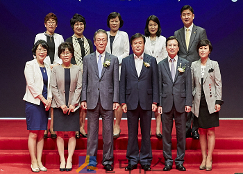 이수창 생보협회장(앞줄 가운데 왼쪽)과 이진복 국회의원(앞줄 가운데 오른쪽)이 골든 펠로우 선정 설계사들과 기념사진을 찍고 있다.
