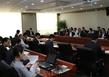 DGB생명은 서울 충정로 본사 대강당에서 CEO를 비롯한 임직원 30여명이 참석한 가운데 모바일 플랫폼 구축 프로젝트 킥오프 회의를 개최했다.