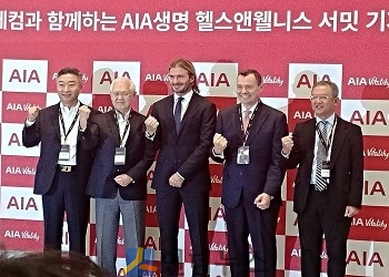 베컴(가운데)을 비롯해 차태진 AIA생명 대표(왼쪽 첫 번째), 응 켕 후이 AIA그룹 회장(오른쪽 첫 번째), 스튜어트 스펜서 AIA생명 최고마케팅책임자(오른쪽 두 번째) 등이 기념사진을 찍고 있다.