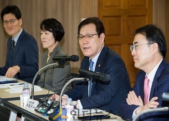 최종구 금융위원장이 25일 오전, 손보협회에서 열린 금융소비자 간담회에 참석해 발언하고 있다.